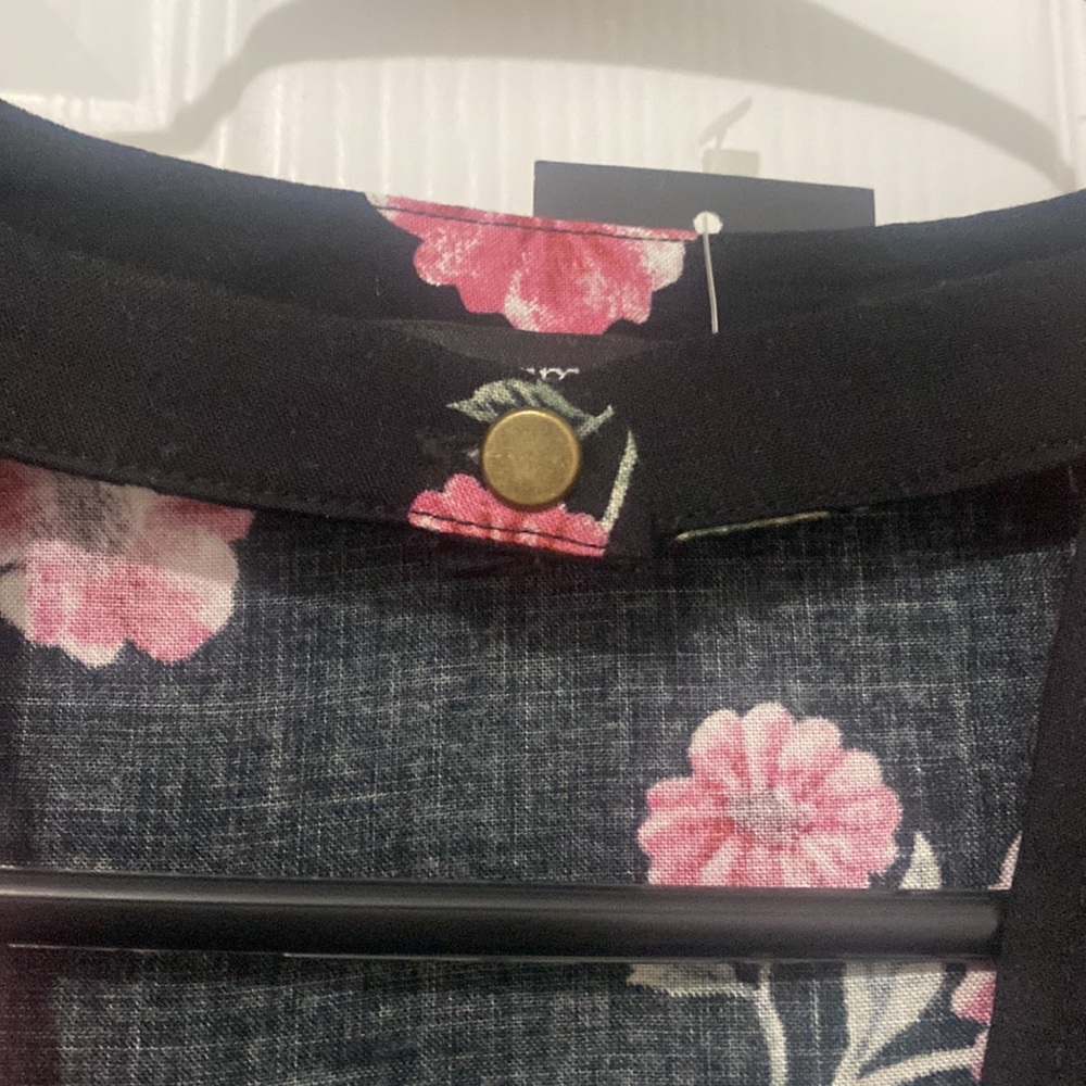 NWT Black Floral Flowy Tank with Keyhole V Neck - Picture 6 of 10